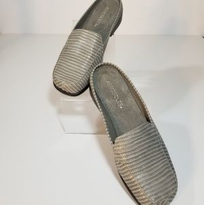 Aerosoles Mules NWOT Size 7 Gray Reptile Texture